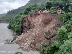 बझाङमा जब घरभित्र निदाइरहेका एक युवा पहिरोसँगै सेती नदीमा  झरे 