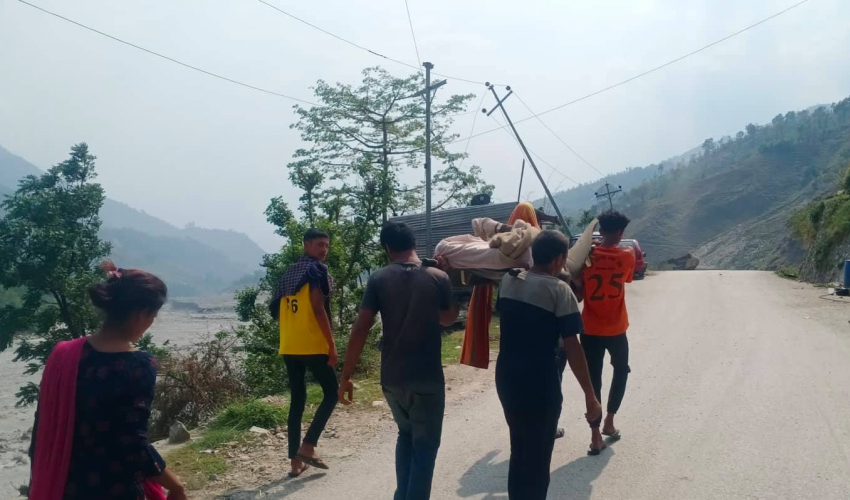 यातायात र विद्युत सेवा अवरुद्ध हुँदा सुदूर पहाडमा उपचार पाउनै मुस्किल