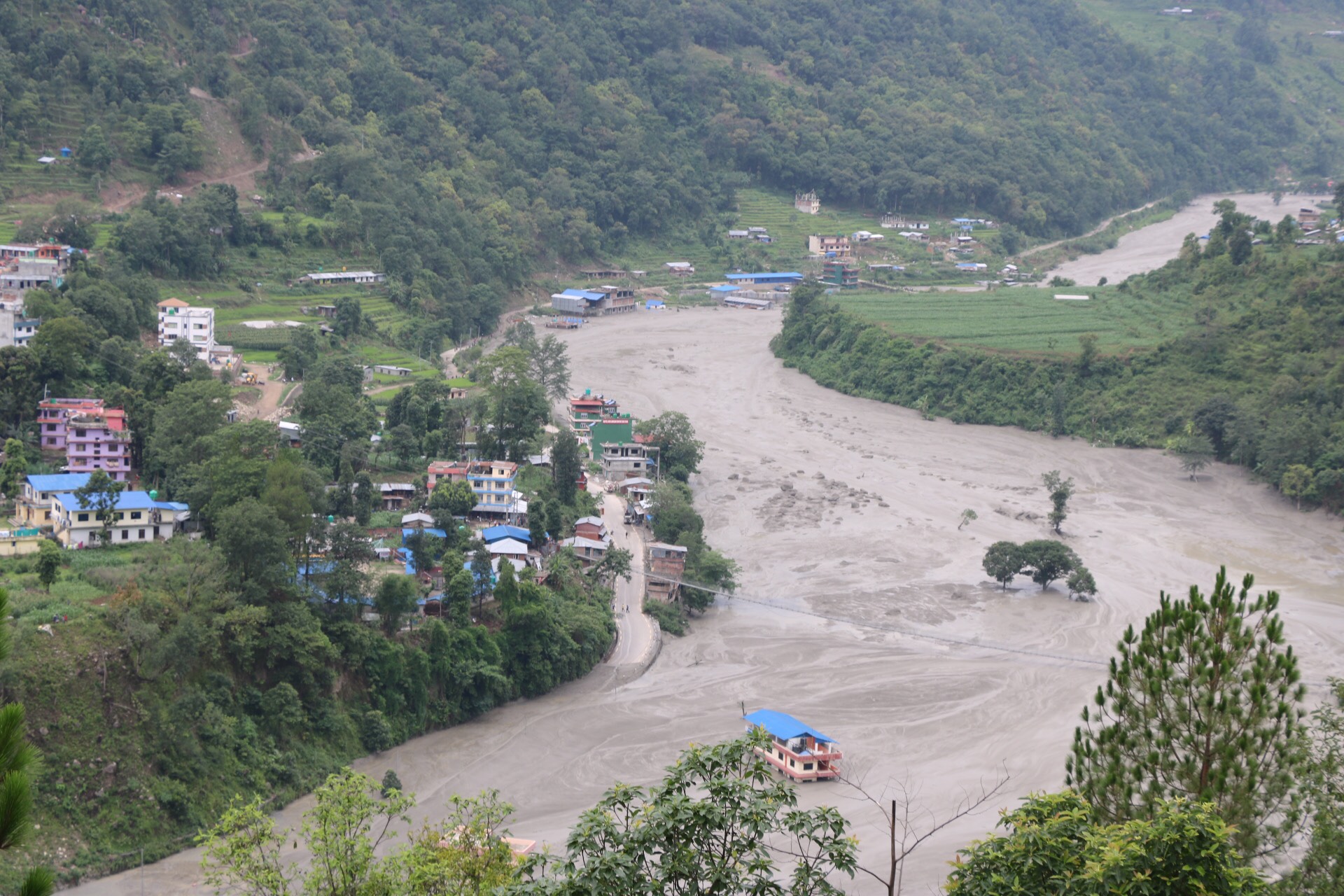 सिन्धुपाल्चोक बाढी अपडेट : १३ जना अझै बेपत्ता, ८० जनाको उद्धार, ३ जनाको शव भेटियो