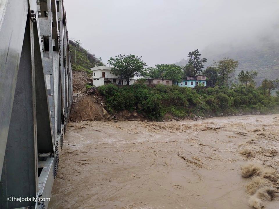 सेती नदीले खतराको सतह पार गर्‍यो, पानकोट पुलसहित दुई भवन जोखिममा